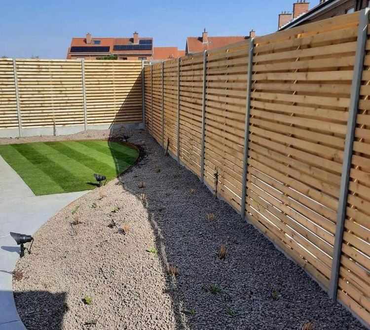 Omheining-in-hout-laten-plaatsen-tuin.jpg